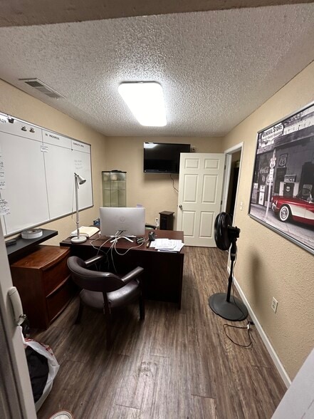 More Photos Of 440 N Broadway St, Joshua Manufacturing For Lease