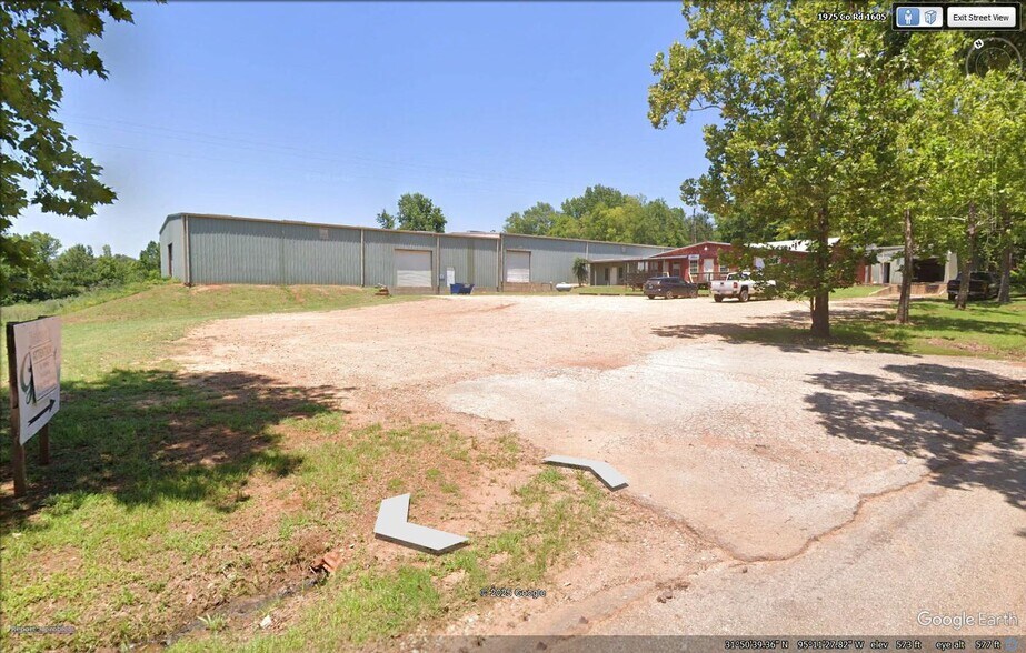 More Photos Of 1975 County Road 1605, Rusk Manufacturing For Sale