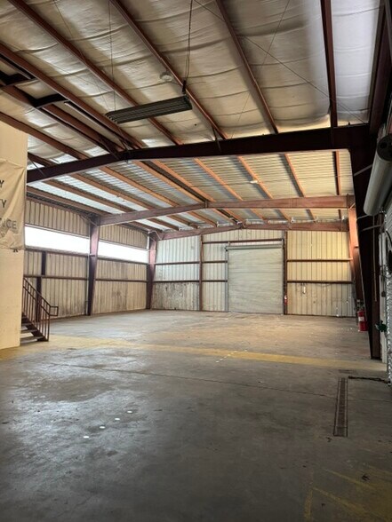 More Photos Of 9507 Palm River Rd, Tampa Warehouse For Lease