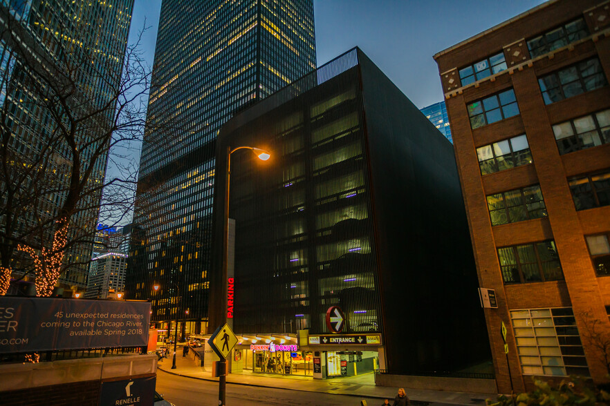 Primary Photo Of 401 N State St, Chicago Parking Garage For Lease