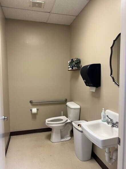 More Photos Of 1612-1630 E Whaley St, Longview Industrial For Lease