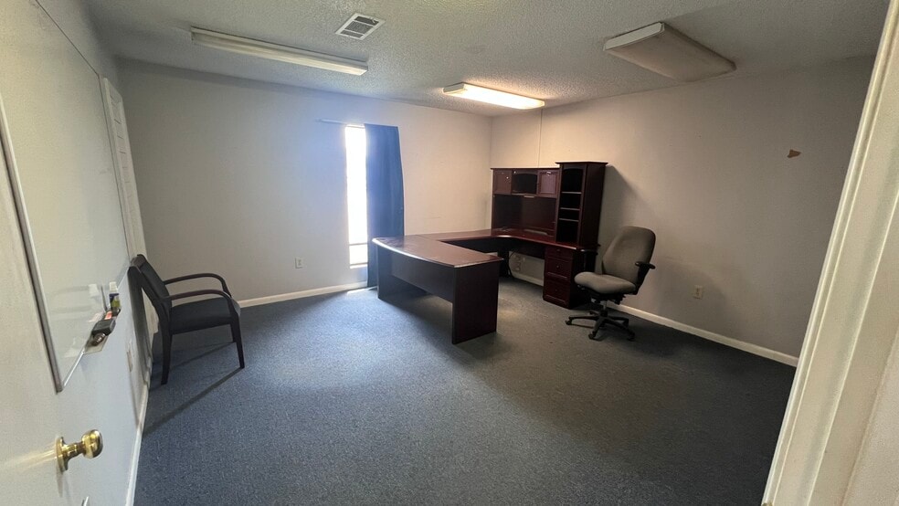 More Photos Of 3419 E Broadway Ave, North Little Rock Service For Lease
