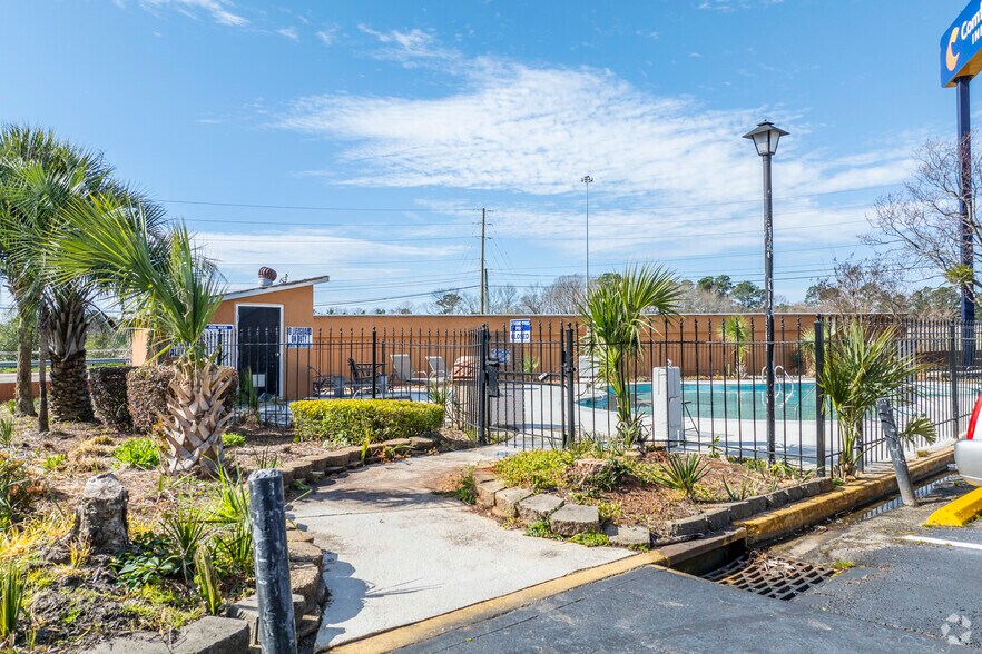 More Photos Of 911 Bush River Rd, Columbia Hotel For Sale