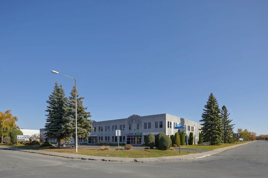 More Photos Of 2156-2168 Rue de la Province, Longueuil Light Distribution For Lease