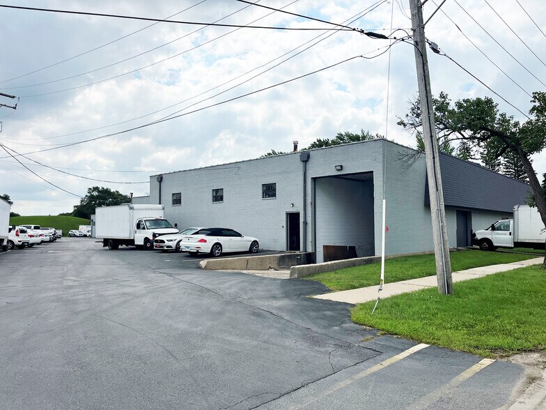 More Photos Of 200-220 W Ridge Rd, Villa Park Warehouse For Lease