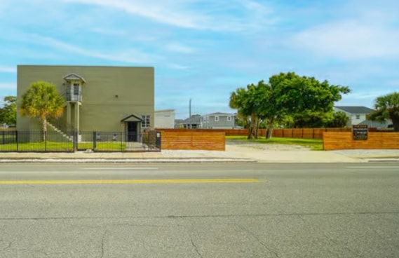 More Photos Of 2447 5th Ave S, Saint Petersburg Service For Lease