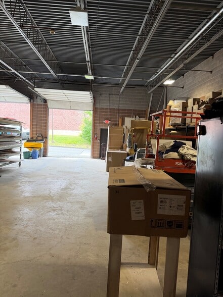 More Photos Of 65 Louis St, Newington Flex For Lease