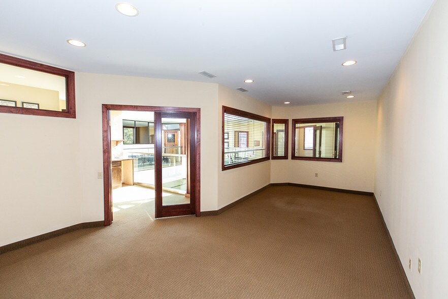 More Photos Of 2040 N Ferry St, Anoka Office For Sale