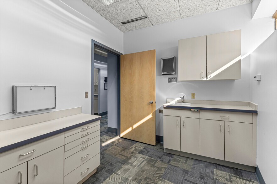 More Photos Of 24825 Michigan Ave, Dearborn Office For Lease