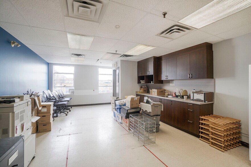 More Photos Of 1280 Boul Jules-Poitras, Montréal Warehouse For Lease
