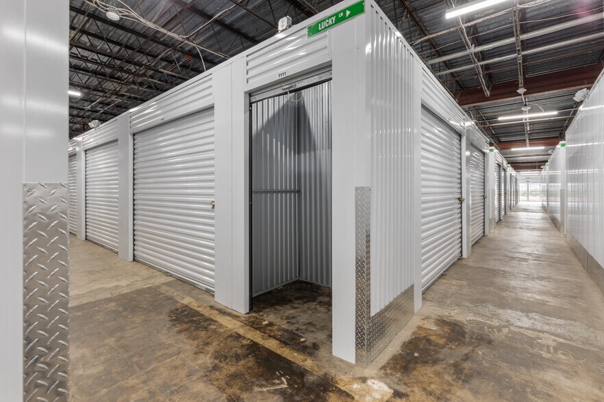 More Photos Of 301 Medic Ln, Alvin Self Storage For Sale