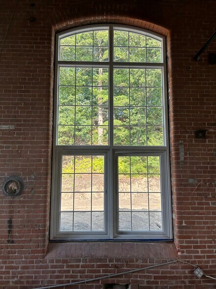 More Photos Of 70 Moshassuck Rd, Lincoln Manufacturing For Lease