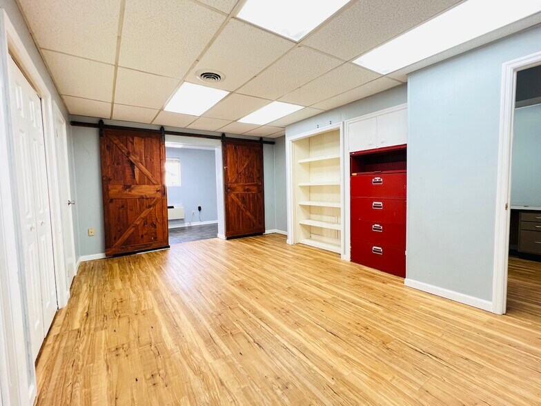 More Photos Of 414 Public Sq, Columbia Office For Sale
