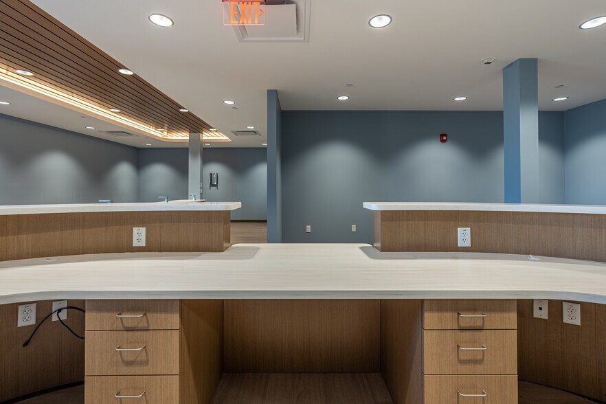 More Photos Of 140 Hansen Blvd, North Aurora Medical For Lease