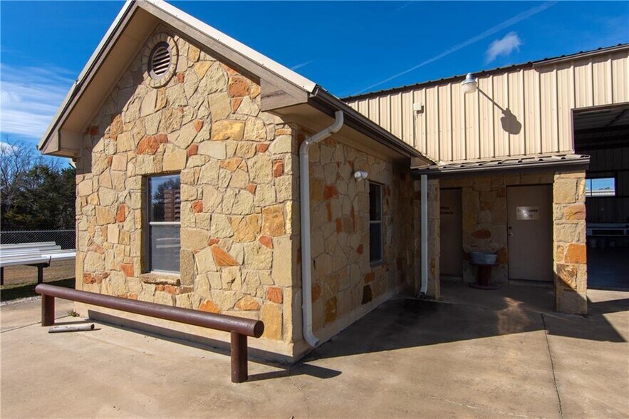 More Photos Of 500 Southland Dr, Burnet Flex For Lease