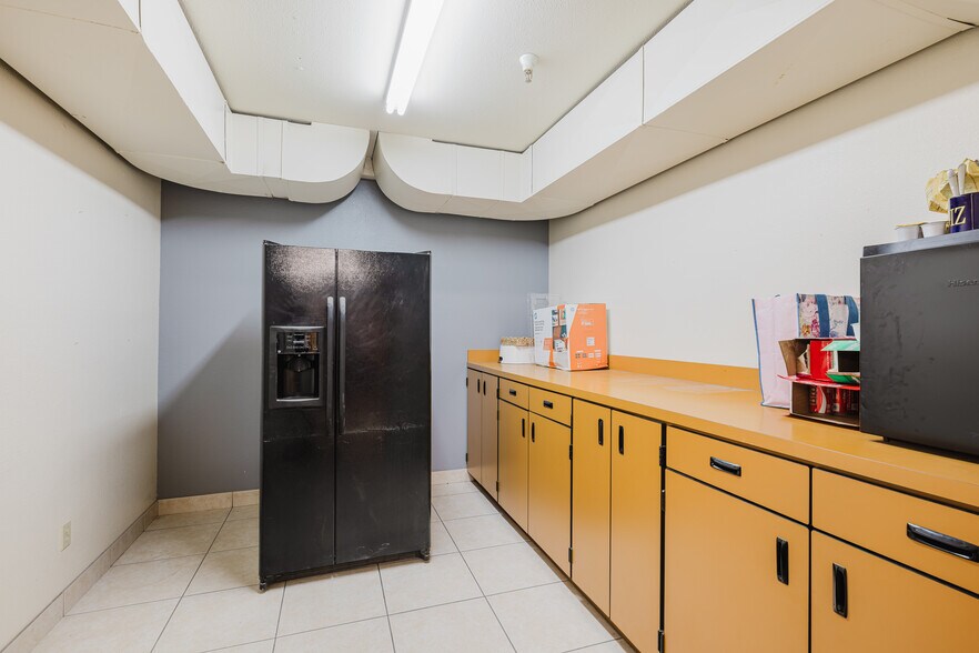 More Photos Of 222 Silver St, Elko Manufacturing For Lease