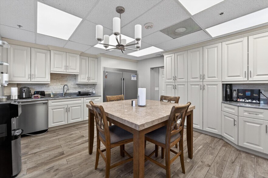 More Photos Of 3411 N 29th St, Tampa Office For Sale