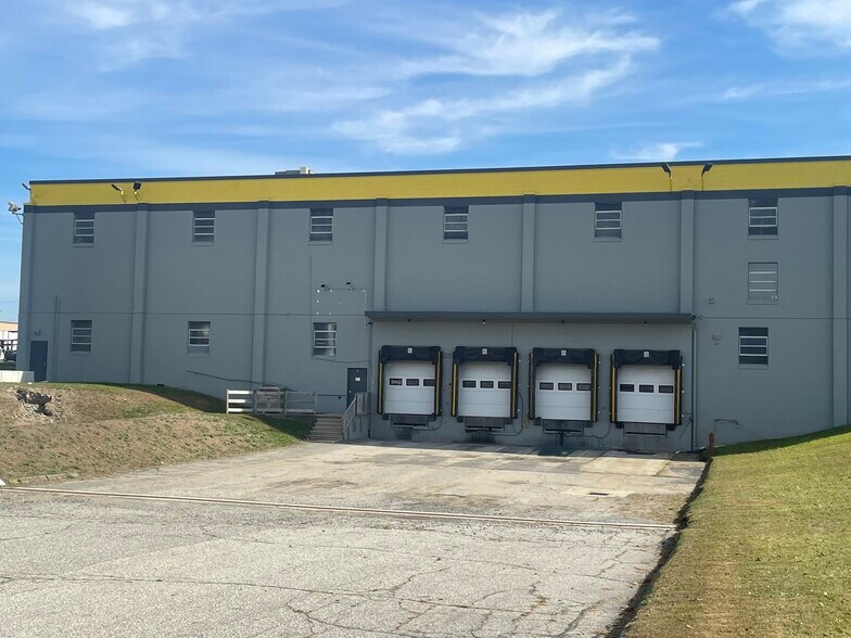 More Photos Of 60 Delta Dr, Pawtucket Warehouse For Lease