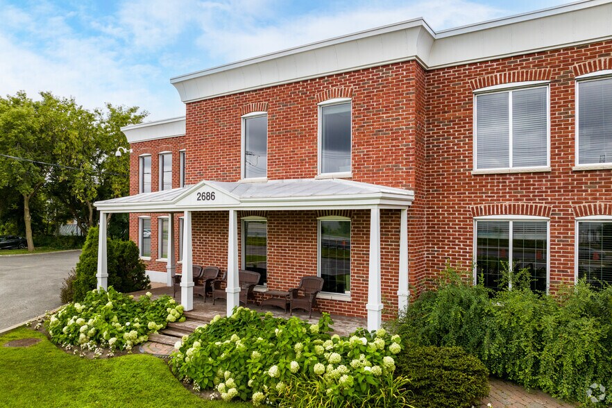 More Photos Of 2686 Ch de la Petite-Côte, Laval Light Distribution For Sale