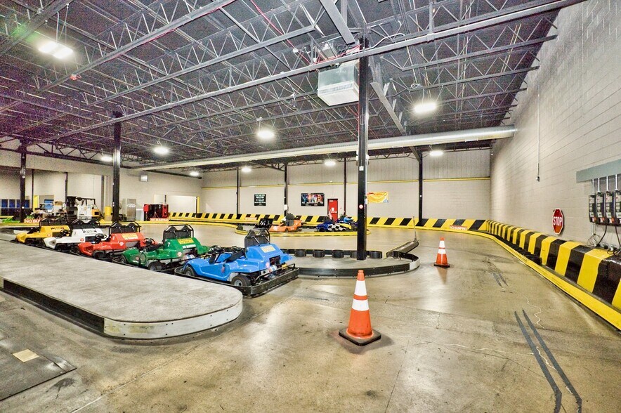 More Photos Of 7777-7847 N Caldwell Ave, Niles Manufacturing For Sale