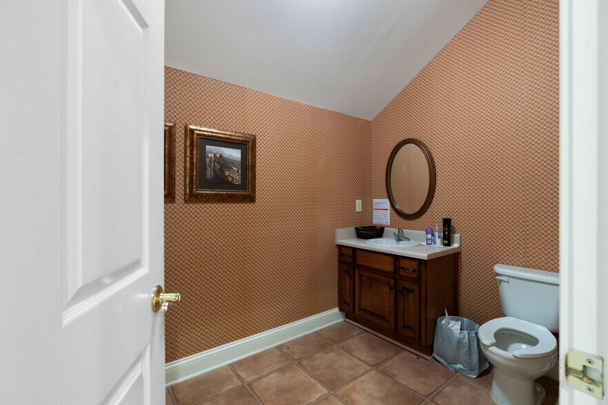 More Photos Of 1300 E Main St, Cartersville Medical For Sale