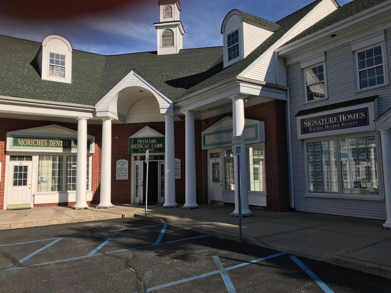 More Photos Of 760 Main St, Center Moriches Storefront Retail Office For Lease