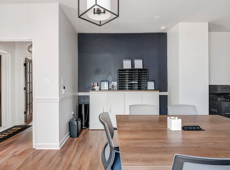 More Photos Of 6543 Ferguson St, Indianapolis Office Residential For Lease