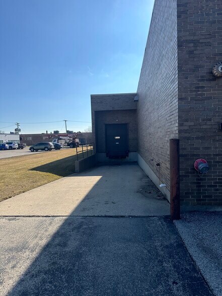 More Photos Of 333 W Hintz Rd, Wheeling Warehouse For Lease