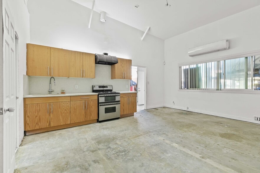 More Photos Of 11834-11836 Vose St, North Hollywood Warehouse For Lease