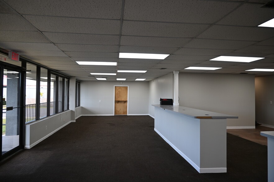 More Photos Of 6211 Anderson Rd, Tampa Warehouse For Lease