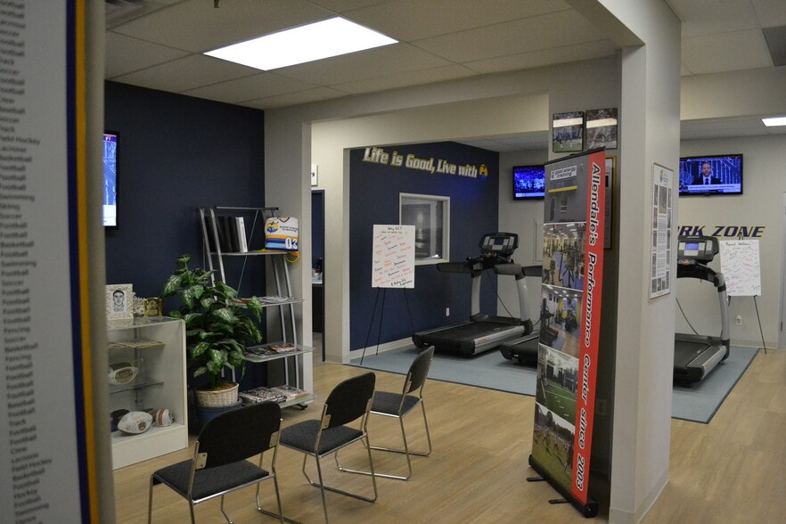 More Photos Of 260 W Crescent Ave, Allendale Warehouse For Lease