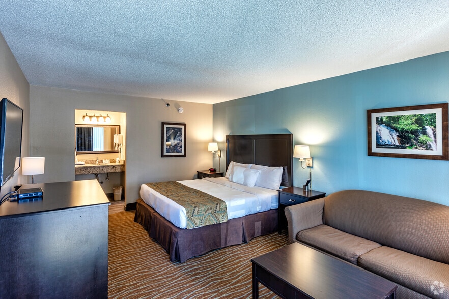 More Photos Of 201 Sugarloaf Rd, Hendersonville Hotel For Sale
