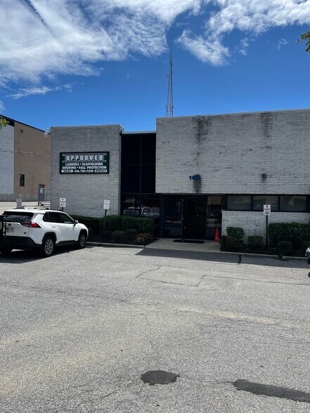 Primary Photo Of 151-163 Dupont St, Plainview Warehouse For Lease