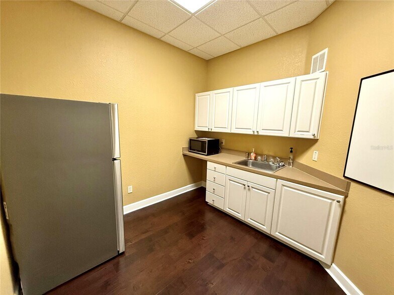 More Photos Of 1402 W Fletcher Ave, Tampa Coworking Space