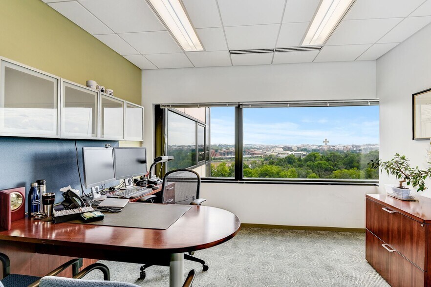 More Photos Of 1001 N 19th St, Arlington Office For Lease