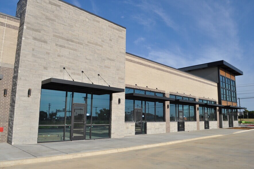 More Photos Of 590 W Frontier Pky, Celina Storefront Retail Office For Lease