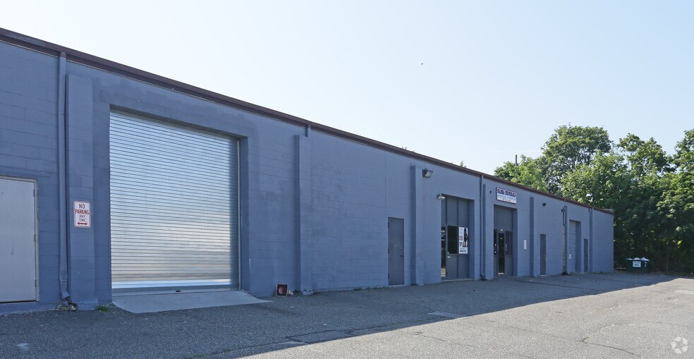 More Photos Of 30 Grove Ave, Patchogue Warehouse For Lease