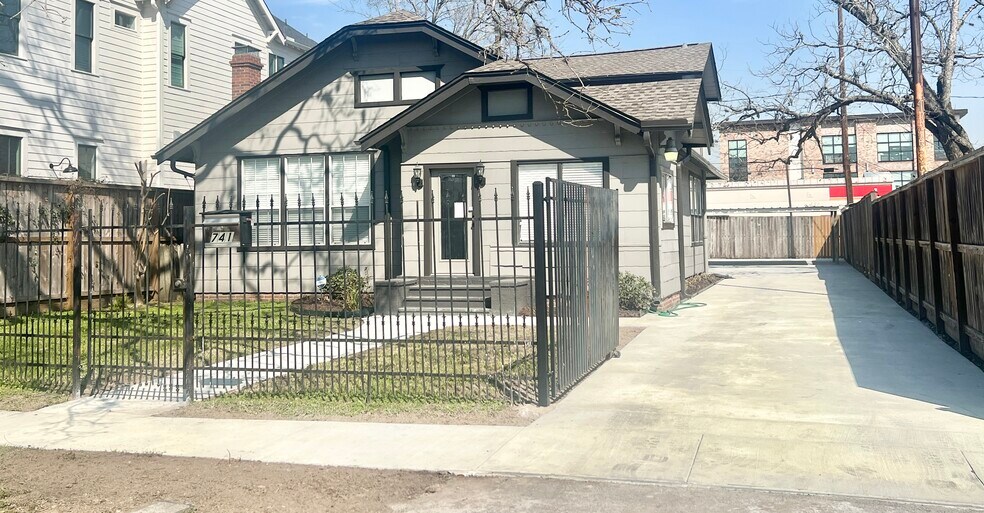More Photos Of 741 E 9th St, Houston Office Residential For Lease