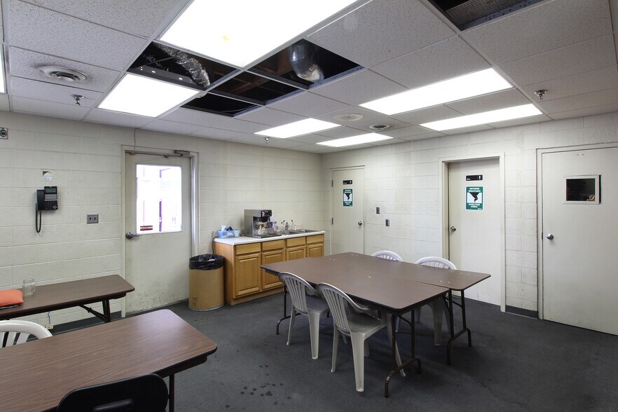 More Photos Of 2129 Chipman St, Knoxville Warehouse For Lease