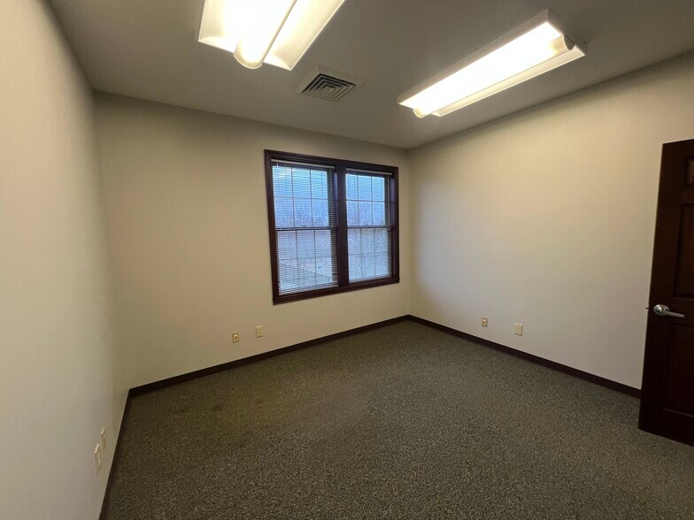 More Photos Of 1620 W Oak St, Zionsville Office For Lease
