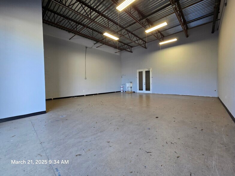More Photos Of 7901 Kingspointe Pky, Orlando Showroom For Lease
