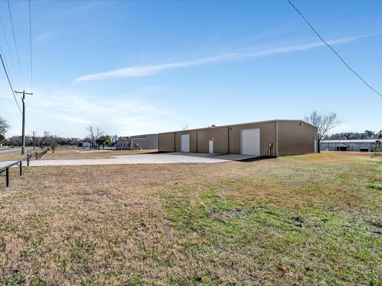 More Photos Of 1807 Webber Lufkin TX 75904 st, Lufkin Warehouse For Lease