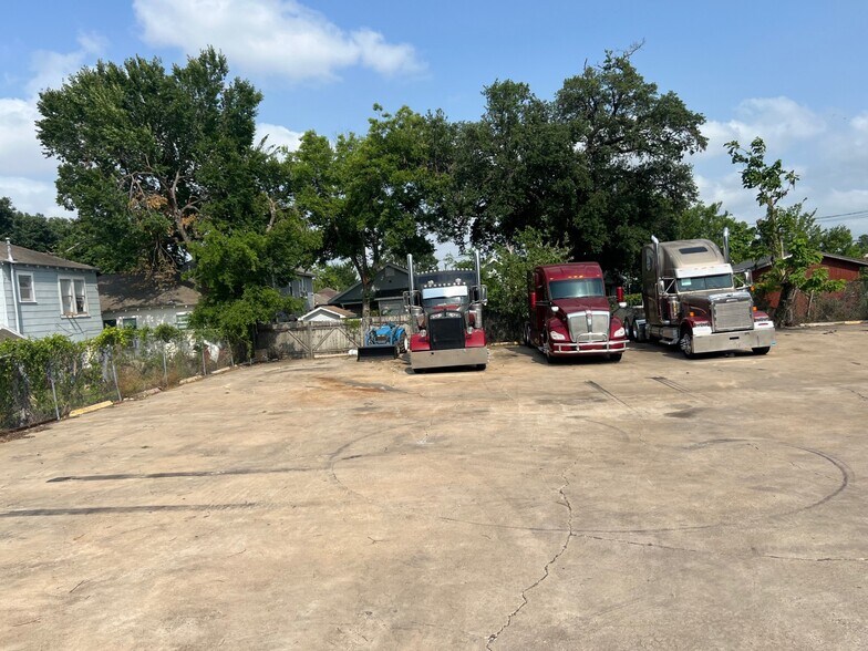 More Photos Of 5101 Canal St, Houston Flex For Lease