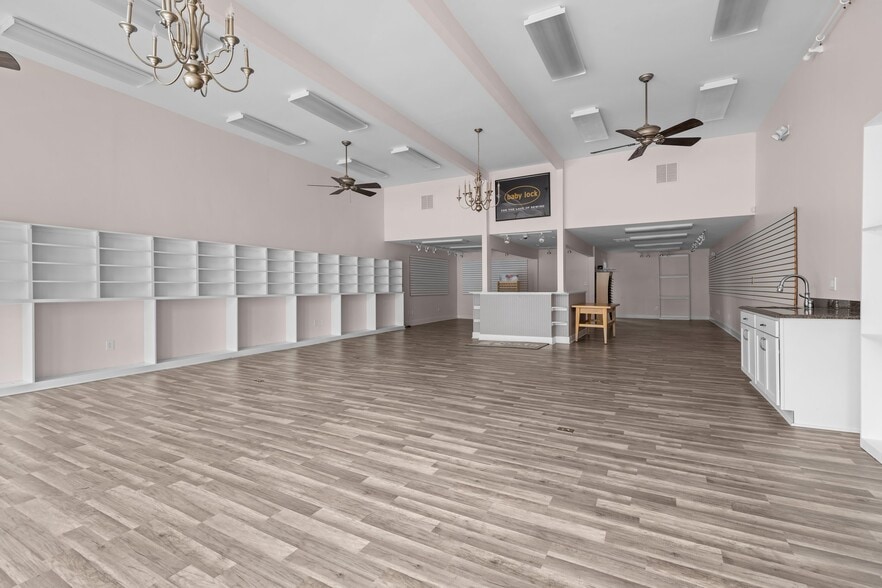 More Photos Of 132 S Main St, Warrenton Storefront For Sale