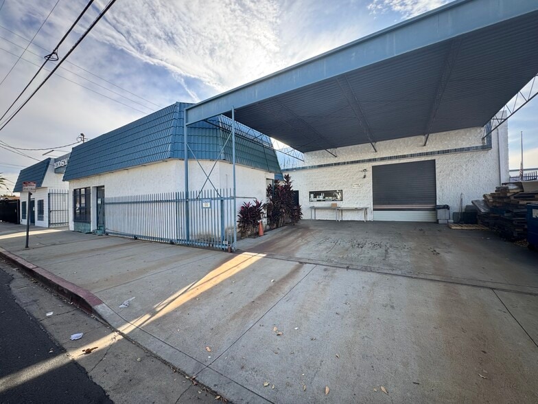 More Photos Of 15954-15958 Arminta St, Van Nuys Warehouse For Lease