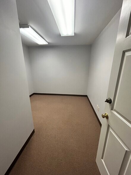 More Photos Of 13700-13702 Village Mill Dr, Midlothian Office For Lease
