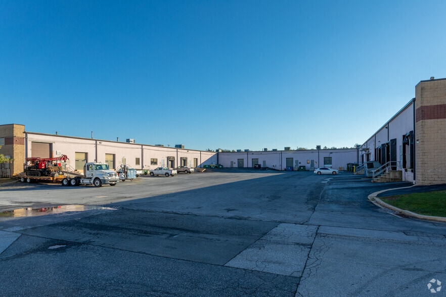 More Photos Of 18 Boulden Cir, New Castle Light Distribution For Lease