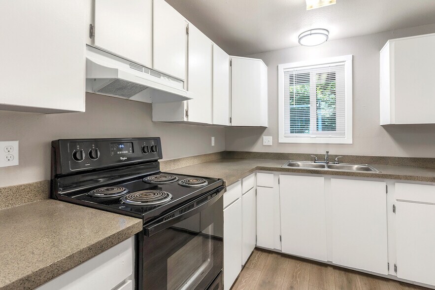 More Photos Of 2048 NE Highway 99W, McMinnville Apartments For Sale