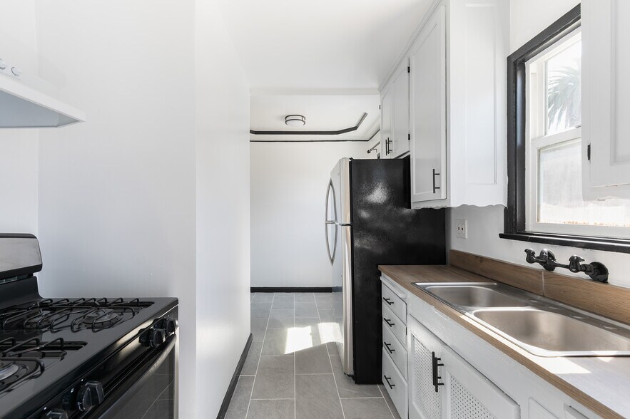 More Photos Of 2243-2245 S Ridgeley Dr, Los Angeles Apartments For Sale