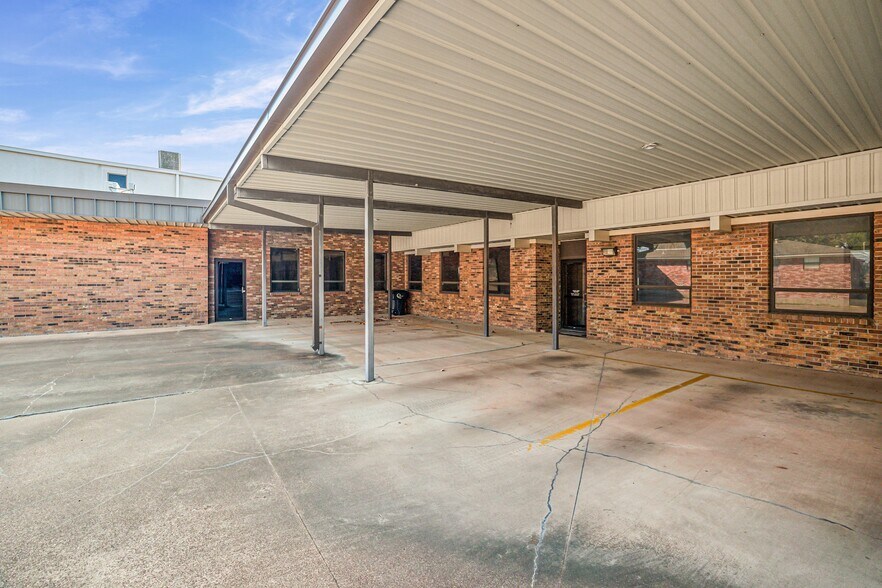 More Photos Of 207 N Ridgeway Dr, Cleburne Office For Sale